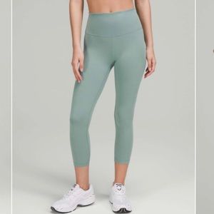 NWT Wunder Train Crop 23” length